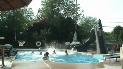 Классный трюк с мячом в бассейне
