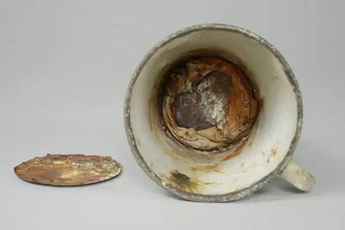 Клад в кружке из музея Освенцима