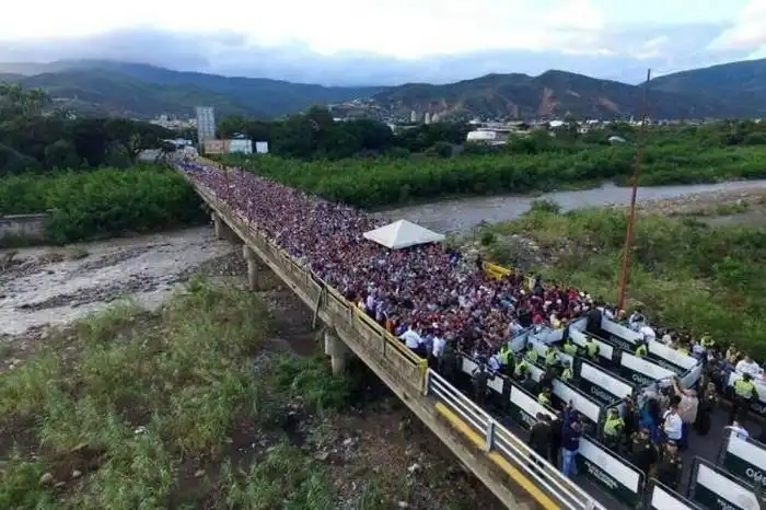 130 000 жителей Венесуэлы пересекли границу с Колумбией, чтобы купить товары первой необходимости