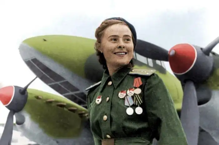 Бомбила немцев на горящем самолете. Подвиг Героя Советского Союза Марии Долиной