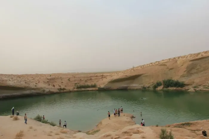 В Тунисе всего за одну ночь появилось таинственное озеро. Почему врачи считают его опасным